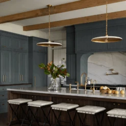 Piatto Pendant Light -Andrew Martin 328458 piatto brass and white life